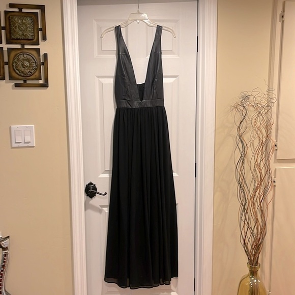 Vixen Deep V-Dress - Picture 1 of 9